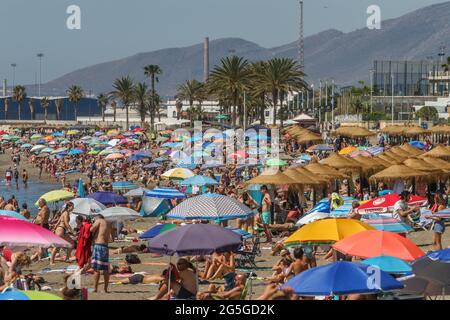 27 giugno 2021: Une 27, 2021 (Malaga) le spiagge di Malaga erano molto affollate durante la mattina di questa domenica. Tuttavia, dal pomeriggio il terral sta innalzando le temperature in diversi punti della provincia, soprattutto nella Valle del Guadalhorce e nella capitale, dove il massimo può toccare la 34ÂºC. Queste alte temperature fanno sì che domani Aemet attivi l'avvertimento giallo di calore sulla Costa del Sol Credit: Lorenzo Carnero/ZUMA Wire/Alamy Live News Foto Stock