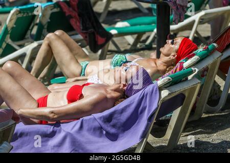 27 giugno 2021: Une 27, 2021 (Malaga) le spiagge di Malaga erano molto affollate durante la mattina di questa domenica. Tuttavia, dal pomeriggio il terral sta innalzando le temperature in diversi punti della provincia, soprattutto nella Valle del Guadalhorce e nella capitale, dove il massimo può toccare la 34ÂºC. Queste alte temperature fanno sì che domani Aemet attivi l'avvertimento giallo di calore sulla Costa del Sol Credit: Lorenzo Carnero/ZUMA Wire/Alamy Live News Foto Stock