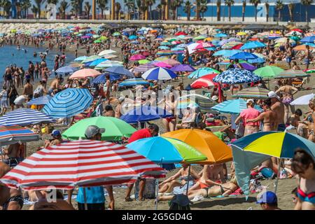 27 giugno 2021: Une 27, 2021 (Malaga) le spiagge di Malaga erano molto affollate durante la mattina di questa domenica. Tuttavia, dal pomeriggio il terral sta innalzando le temperature in diversi punti della provincia, soprattutto nella Valle del Guadalhorce e nella capitale, dove il massimo può toccare la 34ÂºC. Queste alte temperature fanno sì che domani Aemet attivi l'avvertimento giallo di calore sulla Costa del Sol Credit: Lorenzo Carnero/ZUMA Wire/Alamy Live News Foto Stock