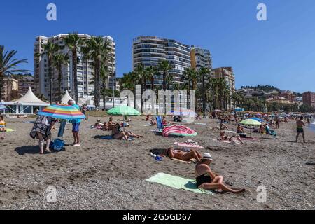 27 giugno 2021: Une 27, 2021 (Malaga) le spiagge di Malaga erano molto affollate durante la mattina di questa domenica. Tuttavia, dal pomeriggio il terral sta innalzando le temperature in diversi punti della provincia, soprattutto nella Valle del Guadalhorce e nella capitale, dove il massimo può toccare la 34ÂºC. Queste alte temperature fanno sì che domani Aemet attivi l'avvertimento giallo di calore sulla Costa del Sol Credit: Lorenzo Carnero/ZUMA Wire/Alamy Live News Foto Stock