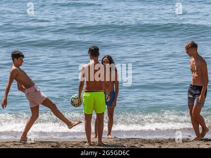 27 giugno 2021: Une 27, 2021 (Malaga) le spiagge di Malaga erano molto affollate durante la mattina di questa domenica. Tuttavia, dal pomeriggio il terral sta innalzando le temperature in diversi punti della provincia, soprattutto nella Valle del Guadalhorce e nella capitale, dove il massimo può toccare la 34ÂºC. Queste alte temperature fanno sì che domani Aemet attivi l'avvertimento giallo di calore sulla Costa del Sol Credit: Lorenzo Carnero/ZUMA Wire/Alamy Live News Foto Stock