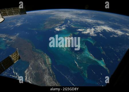 A BORDO DELLA STAZIONE SPAZIALE INTERNAZIONALE - 02 maggio 2021 - una vista incredibile del Grand Bahama e dell'isola di Cuba dalla Stazione spaziale Internazionale. F Foto Stock