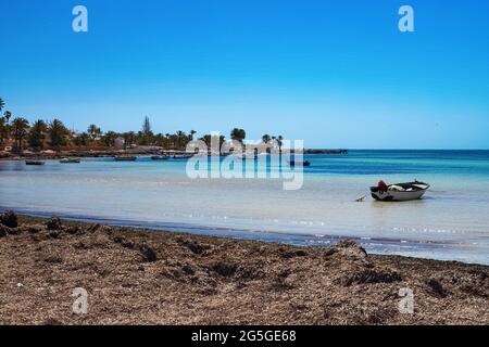 Splendida vista sulla costa mediterranea con acqua di betulla, spiaggia di sabbia bianca e barca da pesca Foto Stock