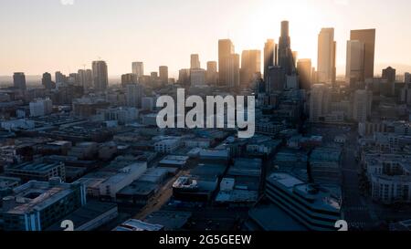 Vista aerea al tramonto dello skyline del centro di Los Angeles, California, Stati Uniti. Foto Stock