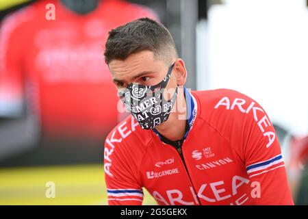 Tour de France 2021, fase 2 Perros-Guirec al Mur de Bretagne Guerledan. 27 Giugno 2021. Warren Barguil per Arkea Samsic all'inizio della gara. Credit: Peter Goding/Alamy Live News Foto Stock