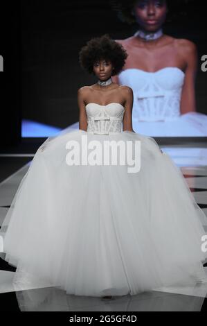 Milano, Italia. 27 Giugno 2021. Milano, Italia SPOSAITALIA 2021 Collezioni Milano Brindal Week Fieramilano City presentazione di abiti da sposa e cerimonia nella foto: Blumarine Sposa Credit: Independent Photo Agency/Alamy Live News Foto Stock