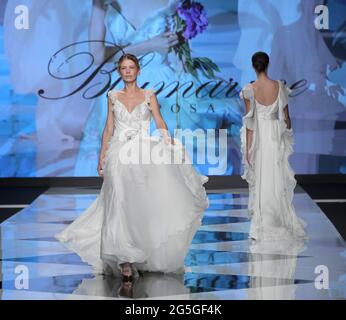 Milano, Italia. 27 Giugno 2021. Milano, Italia SPOSAITALIA 2021 Collezioni Milano Brindal Week Fieramilano City presentazione di abiti da sposa e cerimonia nella foto: Blumarine Sposa Credit: Independent Photo Agency/Alamy Live News Foto Stock