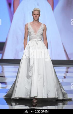 Milano, Italia. 27 Giugno 2021. Milano, Italia SPOSAITALIA 2021 Collezioni Milano Brindal Week Fieramilano City presentazione di abiti da sposa e cerimonia nella foto: Blumarine Sposa Credit: Independent Photo Agency/Alamy Live News Foto Stock