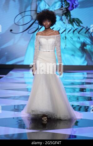 Milano, Italia. 27 Giugno 2021. Milano, Italia SPOSAITALIA 2021 Collezioni Milano Brindal Week Fieramilano City presentazione di abiti da sposa e cerimonia nella foto: Blumarine Sposa Credit: Independent Photo Agency/Alamy Live News Foto Stock