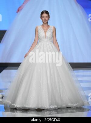 Milano, Italia. 27 Giugno 2021. Milano, Italia SPOSAITALIA 2021 Collezioni Milano Brindal Week Fieramilano City presentazione di abiti da sposa e cerimonia nella foto: Bellantuomo posa Credit: Independent Photo Agency/Alamy Live News Foto Stock