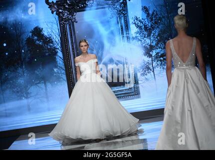 Milano, Italia. 27 Giugno 2021. Milano, Italia SPOSAITALIA 2021 Collezioni Milano Brindal Week Fieramilano City presentazione di abiti da sposa e cerimonia nella foto: Blumarine Sposa Credit: Independent Photo Agency/Alamy Live News Foto Stock