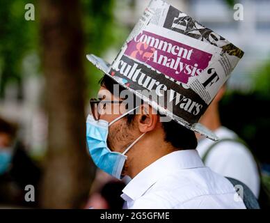 Londra, Regno Unito. 27 Giugno 2021. Un attivista indossa un cappello progettato in ritagli di giornale durante la protesta della Free The Press a Londra. Dopo aver sollevato l'allarme sulla stampa miliardaria corrotta che trae profitto dalla nostra divisione e non riesce costantemente a dire la verità sul clima e la crisi ecologica, la ribellione estinzione ha avviato un dibattito nazionale nel processo intorno alla necessità DI LIBERARE LA VERITÀ. Hanno Unito un dibattito con il Telegraph quotidiano per cominciare. Credit: SOPA Images Limited/Alamy Live News Foto Stock