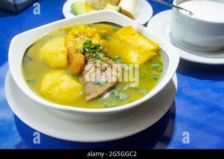 Zuppa di Sancocho tipica cucina colombiana con manzo Foto Stock