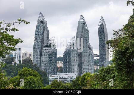 Vista delle torri residenziali da Fort Siloso, Sentosa, Singapore Foto Stock