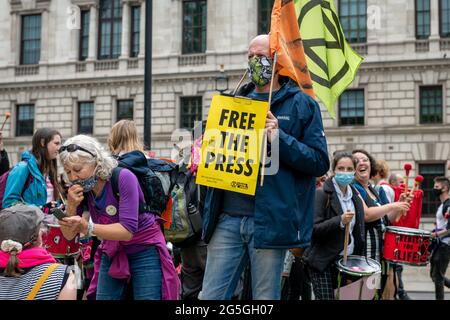 Londra. REGNO UNITO- 06.27.2021. Una protesta libera della stampa in Piazza del Parlamento ospitata dalla ribellione di estinzione UK a cui ha partecipato una grande folla di attivisti. Foto Stock