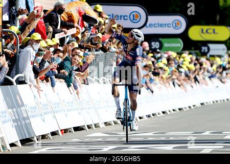 Tour de France 2021, fase 2 Perros-Guirec al Mur de Bretagne Guerledan. 27 Giugno 2021. Mathieu Van Der Poel (NED) Alpecin Fenix vince il palco e la maglia gialla. Credit: Peter Goding/Alamy Live News Foto Stock