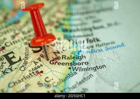 Località Greensboro City in North Carolina, mappa con puntino rosso rivolto verso l'alto, Stati Uniti d'America Foto Stock