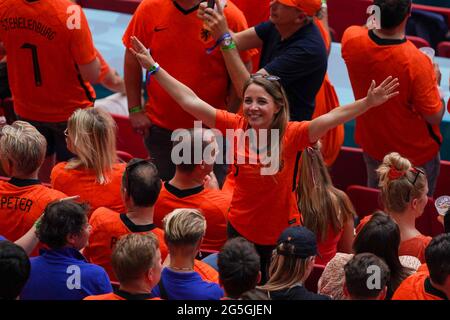 BUDAPEST, UNGHERIA - GIUGNO 27: Sostenitori olandesi prima della UEFA Euro 2020: Turno di 16 partite tra Paesi Bassi e Repubblica Ceca alla Puskas Arena il 27 giugno 2021 a Budapest, Ungheria (Foto di Andre Weening/Orange Pictures) Credit: Orange Pics BV/Alamy Live News Foto Stock