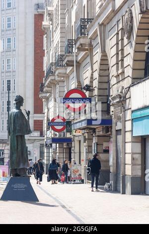 La statua di Sherlock Holmes fuori della metropolitana di Baker Street, Marylebone Road, Marylebone, City of Westminster, Greater London, Inghilterra, Regno Unito Foto Stock