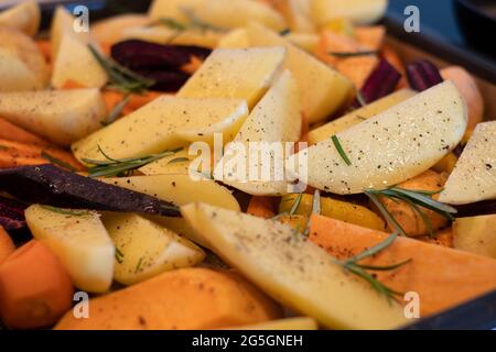 Preparazione delle verdure tostate sul piatto del forno Foto Stock