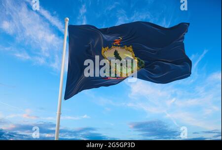 Bandiera del Vermont a cielo nuvoloso sfondo al tramonto. Concetto patriottico sullo stato. illustrazione 3d, Foto Stock