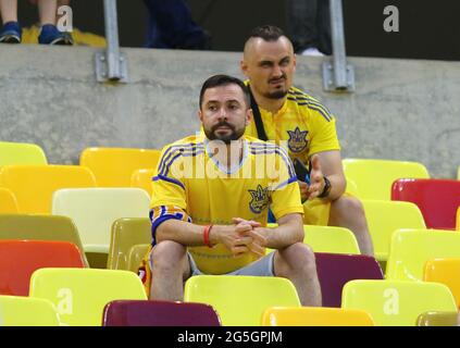 BUCAREST, ROMANIA - 21 GIUGNO 2021: I tifosi ucraini sulle tribune dello stadio della National Arena di Bucarest sono tristi dopo che la sua squadra ha perso 0-1 UEFA EURO 2020 gioco contro l'Austria Foto Stock