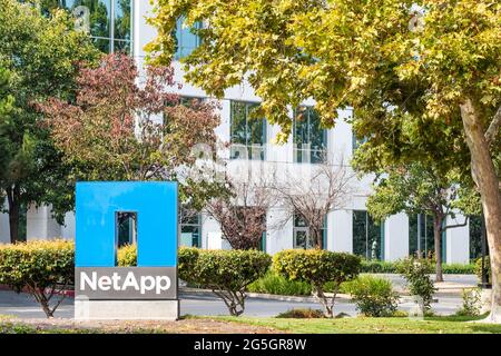 8 ottobre 2020 Sunnyvale / CA / USA - sede centrale di NetApp nella Silicon Valley; NetApp, Inc. È una società di servizi dati e gestione dati cloud ibridi Foto Stock