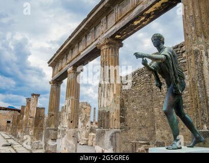 Magnifica statua in bronzo raffigurante un antico cittadino romano nel sito archeologico di Pompei, antica città distrutta dall'eruzione del Vesuvio i. Foto Stock
