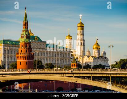 Russia, splendido skyline di Mosca con le torri del Cremlino sul ponte del fiume Moskva Foto Stock