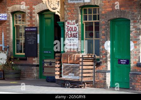 Stazione di Sheringham sulla North Norfolk Railway Line sulla costa nord del Norfolk, Inghilterra. Immagine scattata nell'aprile 2021 Foto Stock