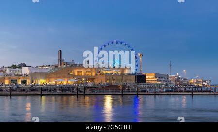 Complesso ricreativo con piscina sul mare di Allas, splendidamente illuminato al crepuscolo. Foto Stock