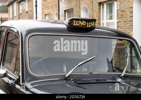 Cartello Love Love Love sulla scatola luminosa di un taxi Foto Stock