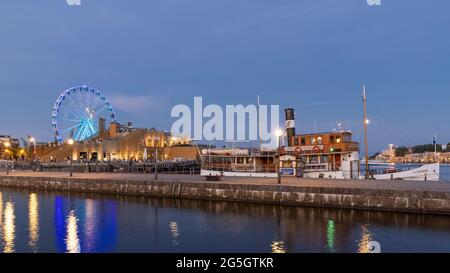 Complesso ricreativo con piscina sul mare di Allas, splendidamente illuminato al crepuscolo. Foto Stock