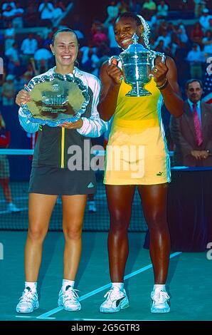 Serena Williams (USA) con Martina Hingis (SWI) vince il suo primo Grand Slam al Campionato US Open Tennis 1999 Foto Stock