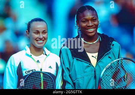 Serena Williams (USA) con Martina Hingis (SWI) vince il suo primo Grand Slam al Campionato US Open Tennis 1999 Foto Stock