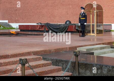 MOSCA, RUSSIA - 01 GIUGNO 2021: Il soldato russo si trova in guardia accanto alla fiamma eterna vicino al muro del Cremlino di Mosca. Foto Stock