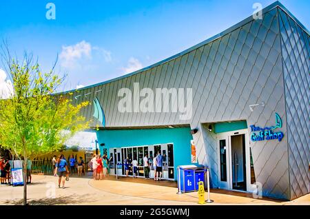 Le persone si allineano per acquistare i biglietti al Mississippi Aquarium, 24 giugno 2021, a Gulfport, Mississippi. L'Acquario del Mississippi è stato inaugurato nell'agosto 2020. Foto Stock