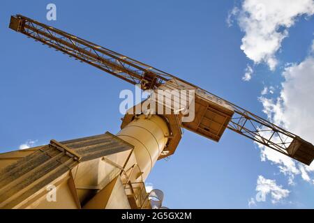 Vista a basso angolo di una gru sul porto di Nantes in Francia Foto Stock