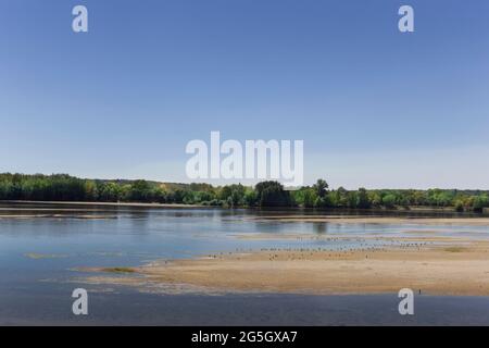 Paesaggio fluviale francese e cielo blu in estate Foto Stock