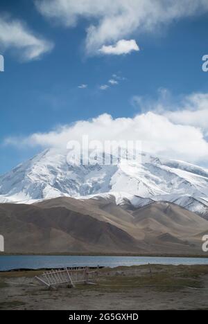 La gamma della montagna lungo la Karakoram Highway Foto Stock