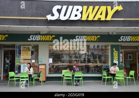 Ristorante fast food della metropolitana a Kurfürstendamm a Berlino, Germania - Giugno 2021 Foto Stock