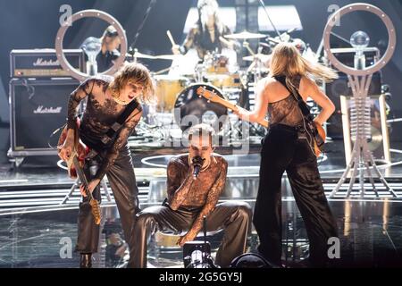 Thomas Raggi, Damiano David, Victoria De Angelis ed Ethan Torchio di Måneskin in concerto al Polsat SuperHit Festiwal 2021 nell'Opera Lesna (Forest Oper Foto Stock