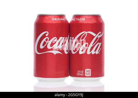 IRVINE, CALIFORNIA - 26 GIUGNO 2021: Due lattine di Coca-Cola. Il Coca Cola è una delle bevande gassate preferite al mondo. Foto Stock