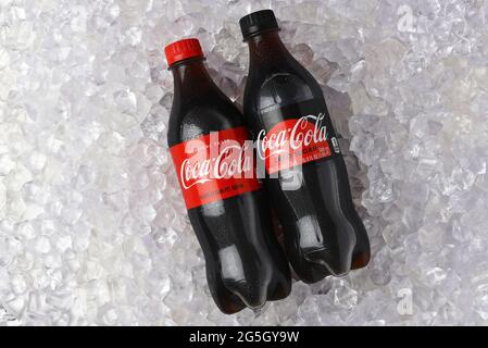 IRVINE, CALIFORNIA - 26 GIUGNO 2021: Una bottiglia di Coca-Cola e Coca-Cola Zero in un letto di ghiaccio. Foto Stock