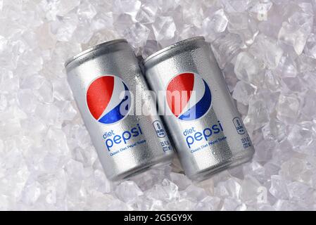 IRVINE, CALIFORNIA - 26 GIUGNO 2021: Due lattine di Dieta Pepsi in un letto di ghiaccio. Foto Stock