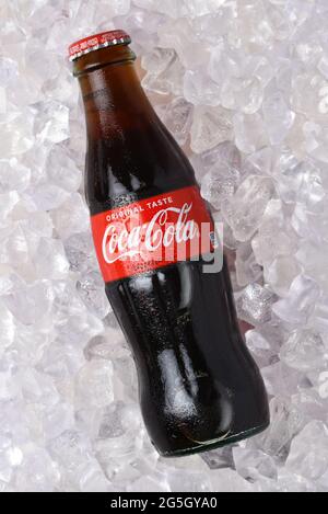 IRVINE, CALIFORNIA - 26 GIUGNO 2021: Una bottiglia di vetro di Coca-Cola in un letto di ghiaccio. Foto Stock