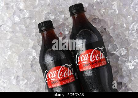 IRVINE, CALIFORNIA - 26 GIUGNO 2021: Primo piano di due bottiglie di plastica di Coca-Cola Zero in un letto di ghiaccio. Foto Stock