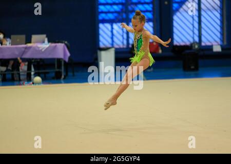 Ritratto di un giovane ginnasta. Ritratto di una ragazza di 8 anni in gare di ginnastica ritmica Foto Stock