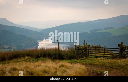 La vista del lago artificiale di Ladybower da un sentiero intorno ad esso, Peak District, Derbyshire, Inghilterra, Regno Unito Foto Stock