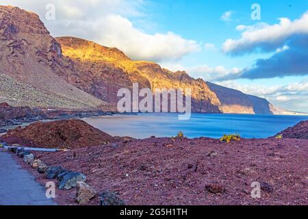 Vista di Los Gigantes dal Mirador Punta de Teno presso la Western Cape di Tenerife, Isole Canarie, Spagna Foto Stock